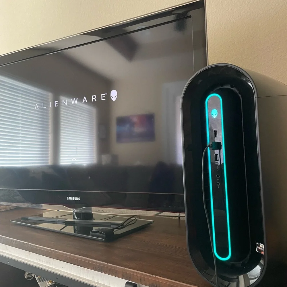 Alienware Aurora R10 GAMING PC - Picture 2 of 8